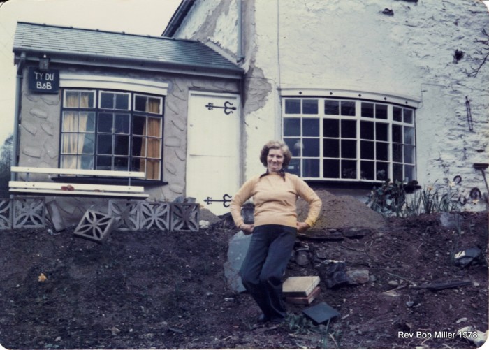 40 Alice Thompson in front of Ty Du in 1977