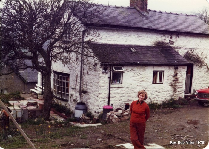 41 Alice Thompson in front of Ty Du 1978